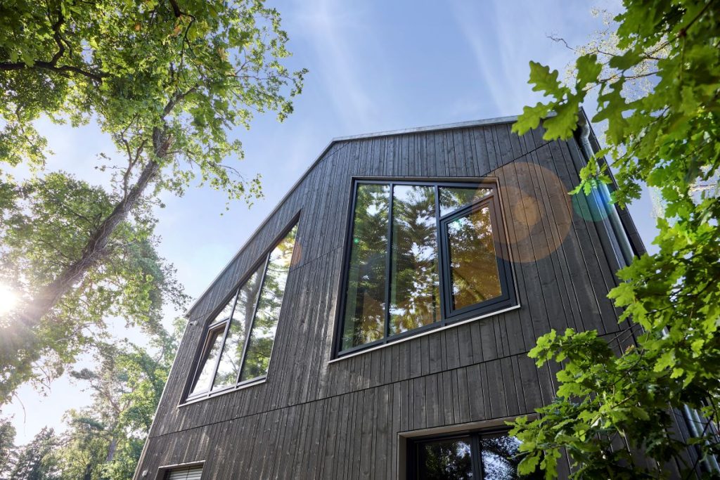 Warum Bauen mit Holz eine coole Sache ist Hausbau Helden Baufritz Jansen außen