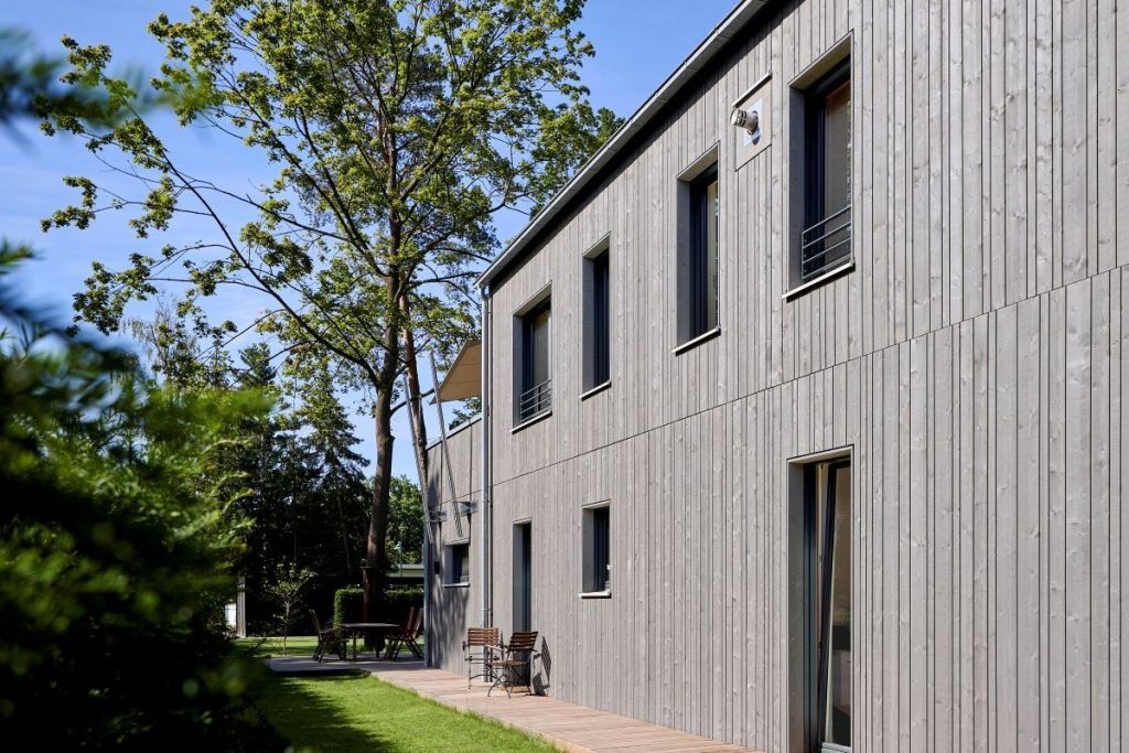 Warum Bauen mit Holz eine coole Sache ist Hausbau Helden Baufritz Jansen außen Fassade