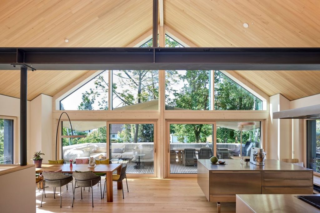 Warum Bauen mit Holz eine coole Sache ist Hausbau Helden Baufritz Jansen_Esszimmer