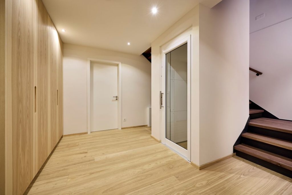 Warum Bauen mit Holz eine coole Sache ist Hausbau Helden Baufritz Jansen_Treppenaufgang