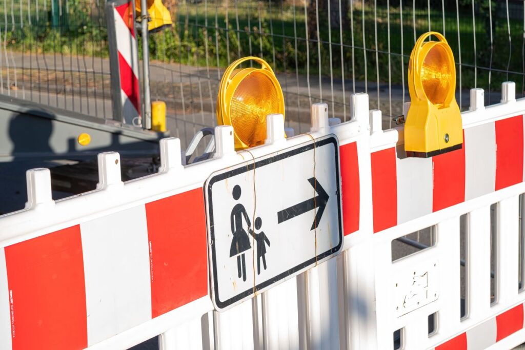 Sicher arbeiten auf der Baustelle – mit den richtigen Warnschildern & Sicherheitskennzeichnungen Hausbau Helden Baustelle Schilder Envato Elements wirestock