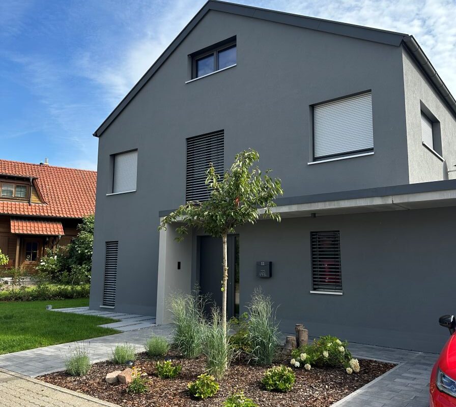 MyMassivhaus Hanghaus Brand Außen Ansicht Haus Eingang