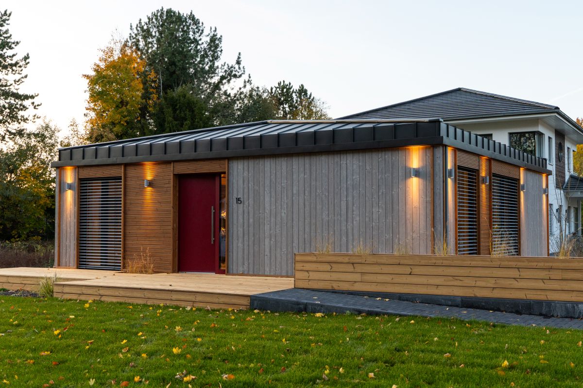 DWELLII Modulhaus TR 3 M Außenansicht mit Veranda