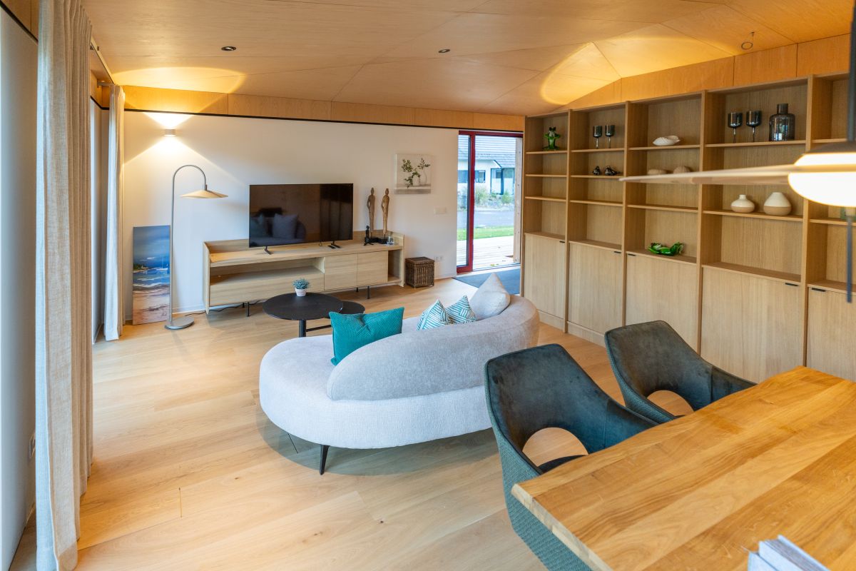 DWELLII Modulhaus TR 3 M gemütlicher Wohnbereich mit Couch und Esstisch