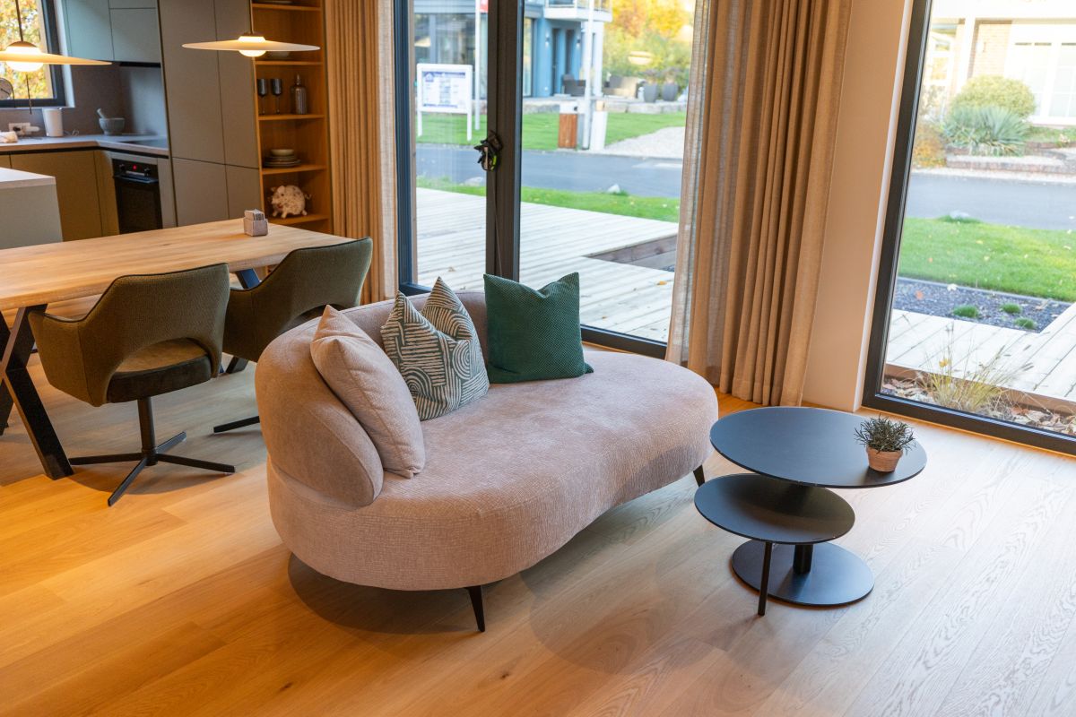 DWELLII Modulhaus TR 3 M gemütlicher Wohnbereich mit rosa Couch