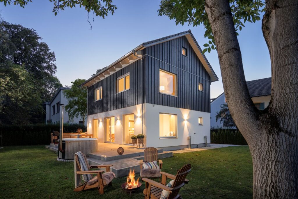 SchwörerHaus - eine innovative Größe in der Hausbranche Hausbau Helden Schwörer Kundenhaus Moser Garten bei Nacht
