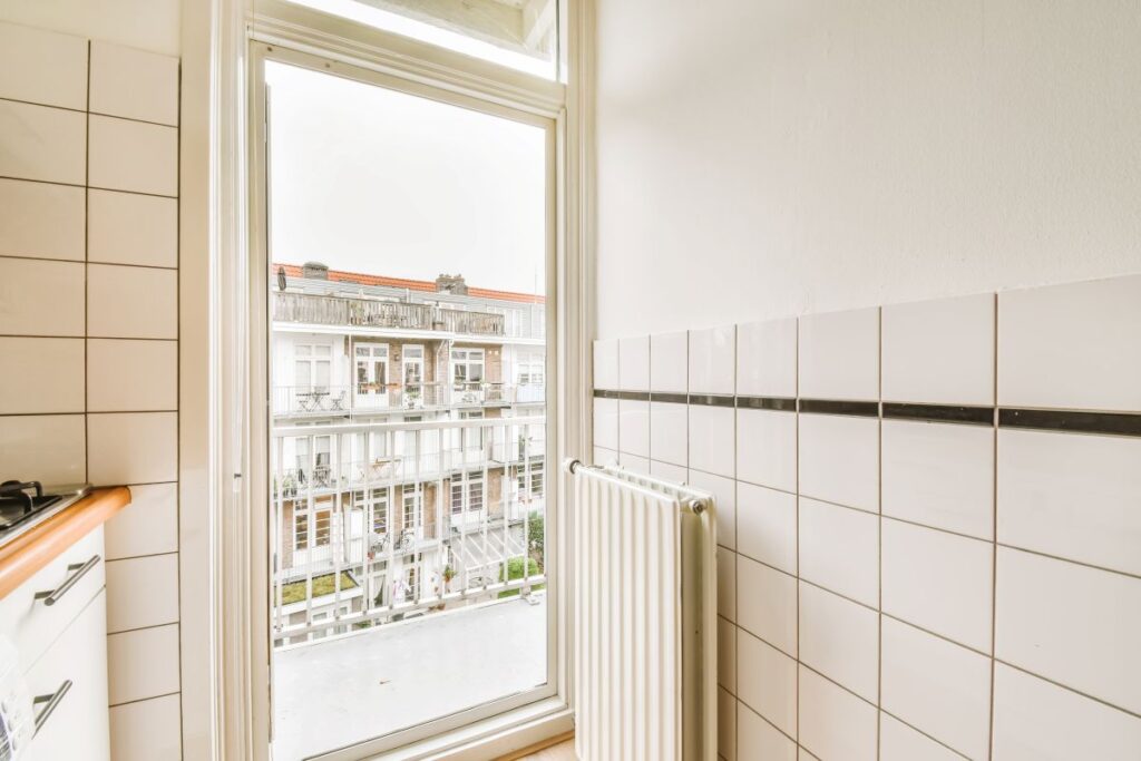 Schimmel selbst sanieren – was geht, was ist tabu? Hausbau Helden Wohnraum mit Heizkörper und Fenster