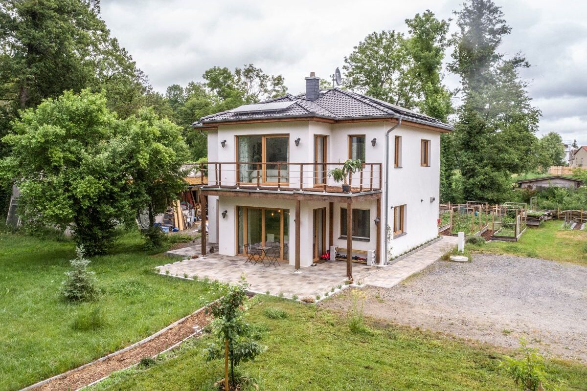 ytong Haus am See Außenansicht mit Garten