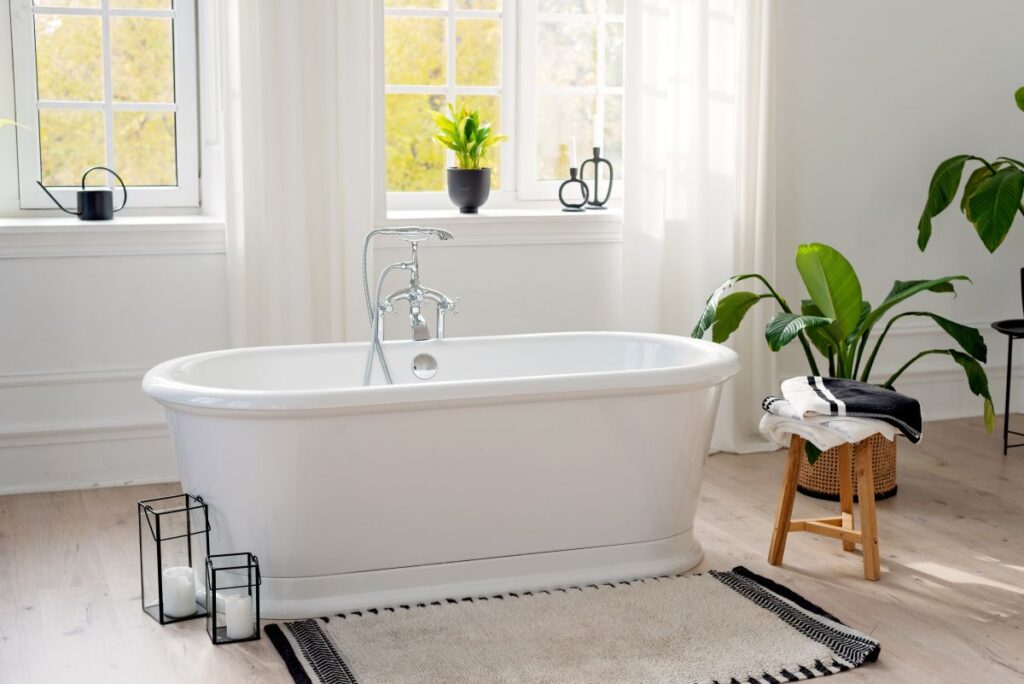 Freistehende Badewannen – Design, Materialien und Planung im Überblick Hausbau Helden Schickes Badezimmer mit freistehender Badewanne