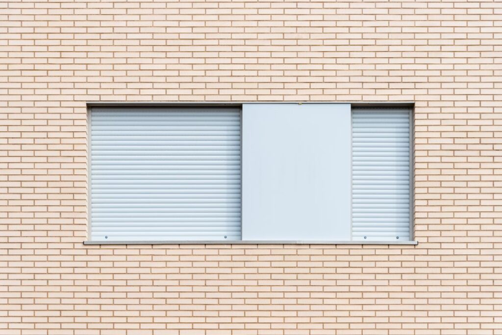 Fassade mit Fenstern und Rollladen