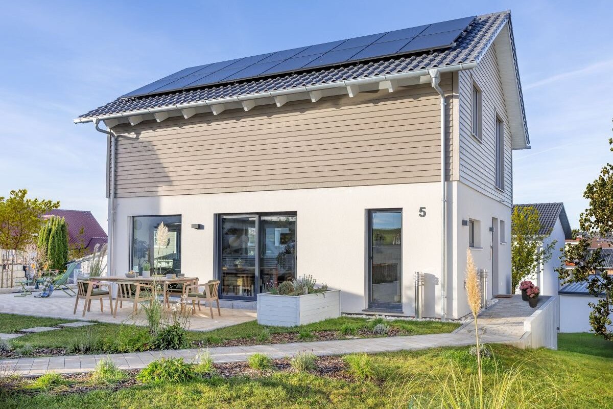 Schwörer Haus Heigl Außenansicht Terrasse und Hauseingang