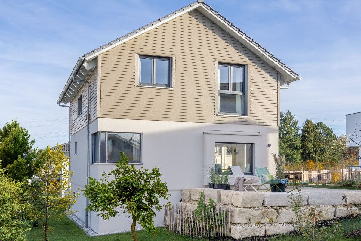 Schwörer Haus Heigl Außenansicht mit Garten