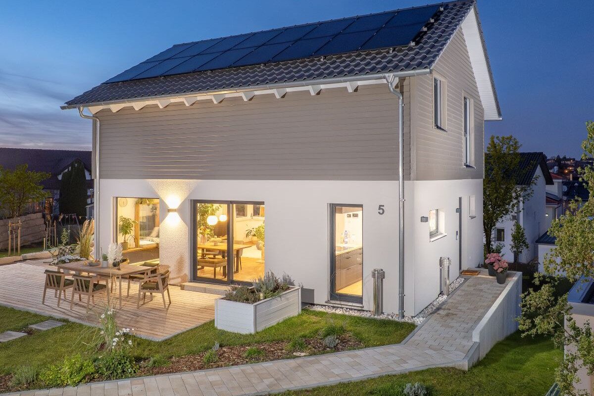 Schwörer Haus Heigl Außenansicht mit Terrasse bei Nacht