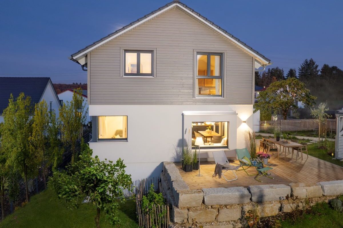 Schwörer Haus Heigl Außenansicht mit Terrasse und Garten