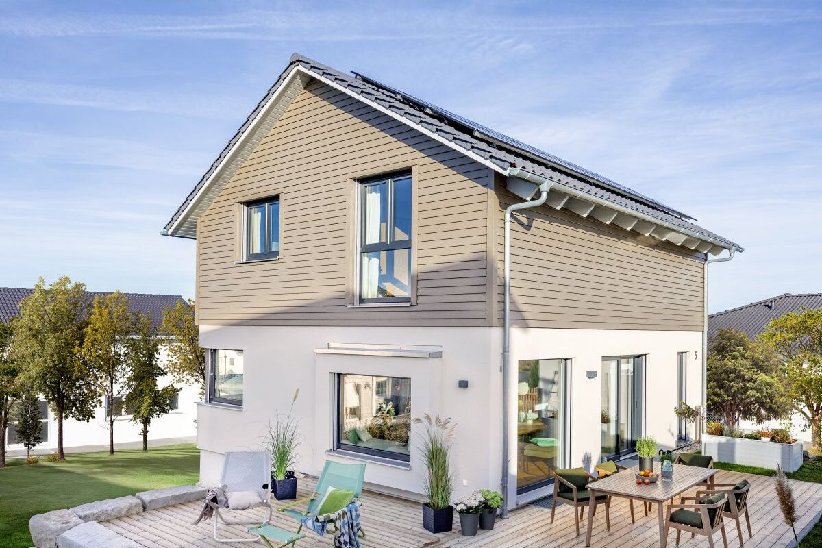 Schwörer Haus Heigl Außenansicht mit großer Terrasse