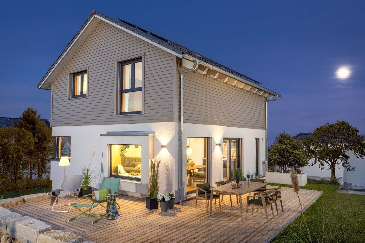 Schwörer Haus Heigl Außenansicht mit großer Terrasse bei Nacht