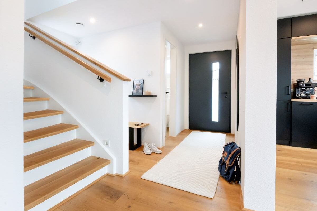 Schwörer Haus Heigl Eingangsbereich und Treppe zum Obergeschoss