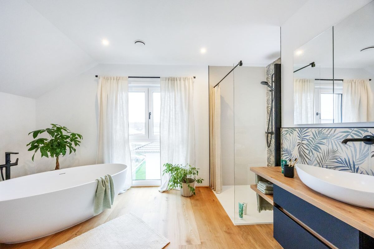 Schwörer Haus Heigl großes Badezimmer mit Wanne