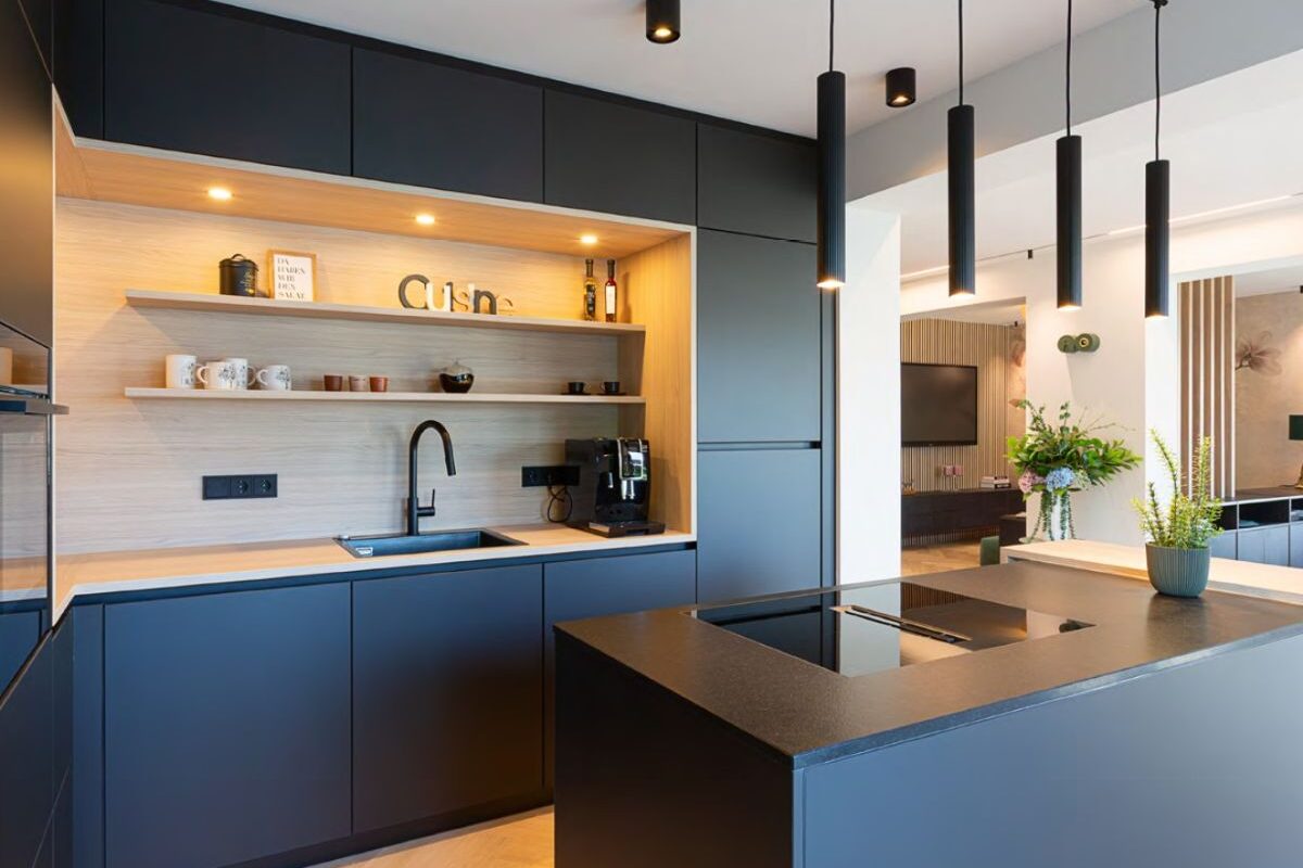 Küche schwarz mit Holzelementen